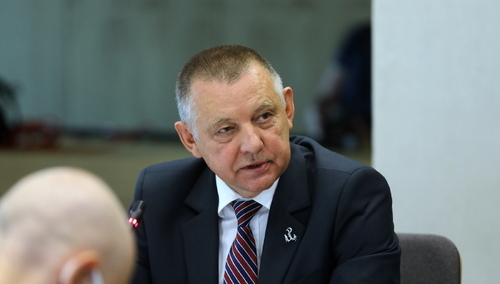 Prezes NIK Marian Banaś podczas posiedzenia sejmowej komisji ds. kontroli państwowej.