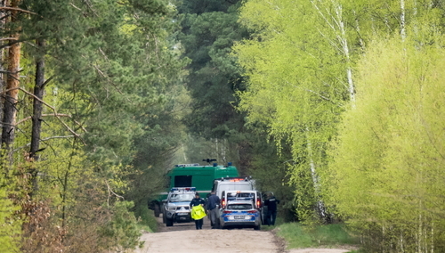 Służby w pobliżu miejsca znalezienia szczątków niezidentyfikowanego obiektu wojskowego