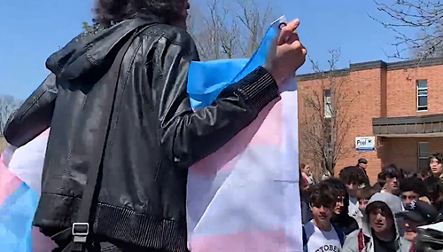 Transaktywista kontra młodzież szkolna. Zaskakujące nagranie w sieci [WIDEO]