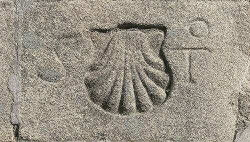 Znak szlaku św. Jakuba na budynku w Santiago de Compostela