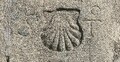 Znak szlaku św. Jakuba na budynku w Santiago de Compostela