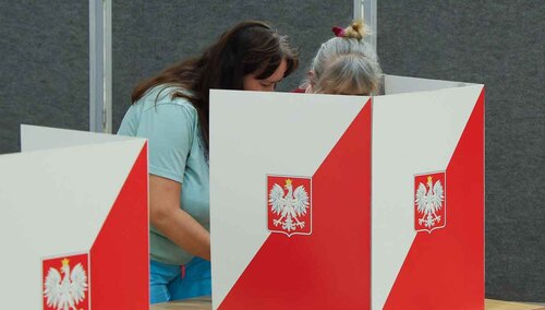 Głosowanie w lokalu wyborczym w Warszawie – zdjęcie ilustracyjne