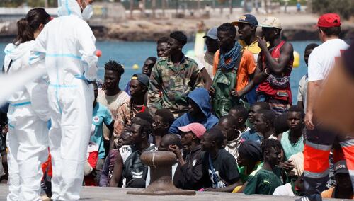 Ponad stuosobowa grupa migrantów na Teneryfie. 4.07.2023 r.