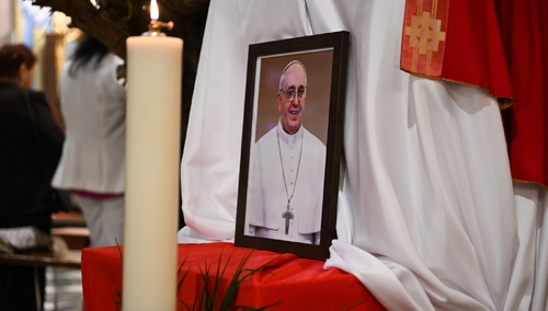 Papieża Franciszka żegnają wierni w całej Polsce