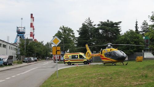 Służby medyczne przed kopalnią Rydułtowy na śląsku