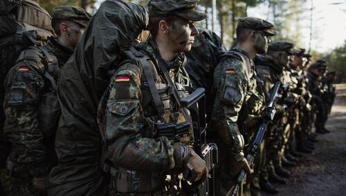 Niemieccy żołnierze w trakcie manewrów