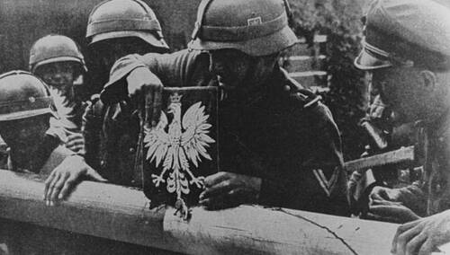 Wrzesień 1939: Niemieccy żołnierze niszczą polski szlaban graniczny i godło Polski