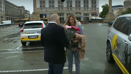 Poseł PO Paweł Kowal wręczył kwiaty zdymisjonowanej wiceminister Annie Korneckiej (Porozumienie).