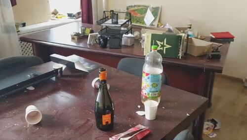 Zdewastowany gabinet