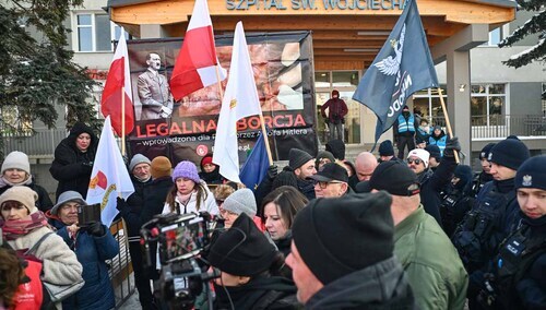 Pikieta antyaborcyjna pod szpitalem na gdańskiej Zaspie