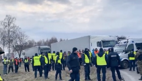 Przed przejściem granicznym z Białorusią trwa protest. „Tiry na białoruskich i rosyjskich tablicach jeżdżą dalej”