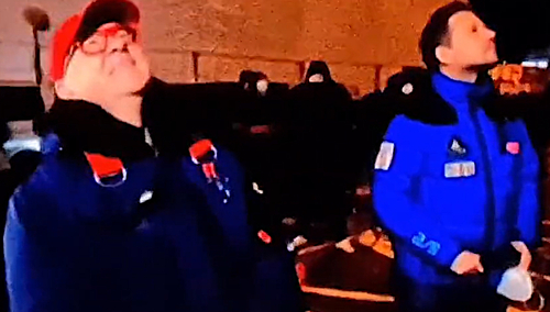 Jerzy Owsiak i Rafał Trzaskowski podziwiają "Światełko do nieba"