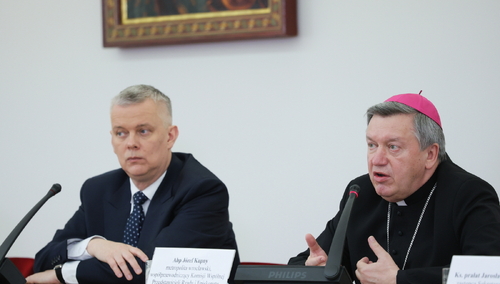 Od lewej: min. Tomasz Siemoniak, abp Józef Kupny
