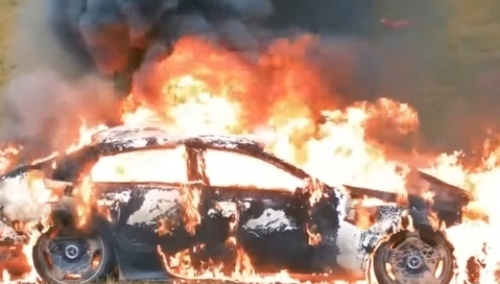 Płonące auto - zdjęcie poglądowe