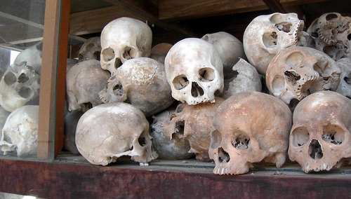 czaszki ofiar reżimu Pol Pota i Czerwonych Khmerów