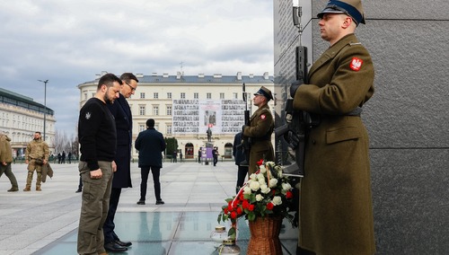Premier Morawiecki oraz prezydent Zełenski oddali hołd ofiarom katastrofy smoleńskiej