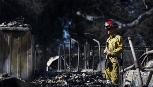 Strażak na pogorzelisku w Los Angeles