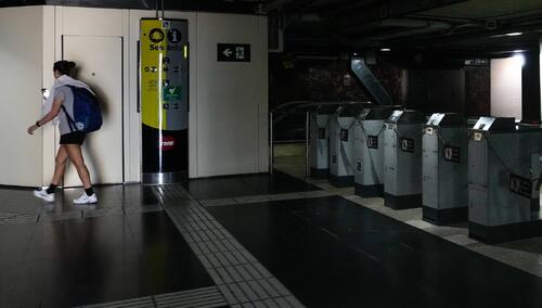 Blackout w Hiszpanii, widok stacji metra Montbau podczas przerwy w dostawie prądu