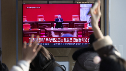 Ludzie oglądający wiadomości na stacji w Seulu