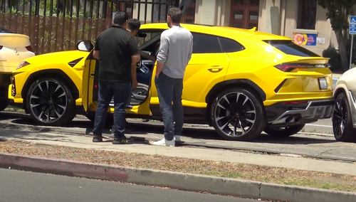 [WIDEO] 10-letni syn znanego aktora za kierownicą. Spowodował stłuczkę