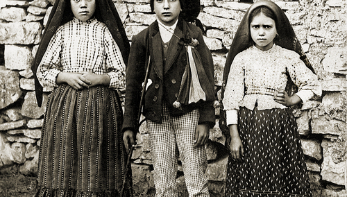 Od lewej:  Łucja dos Santos, Franciszek i Hiacynta Marto