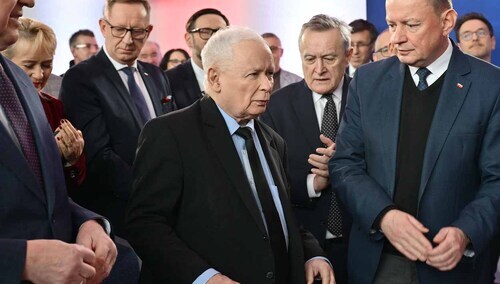 Prezes PiS Jarosław Kaczyński (w środku)