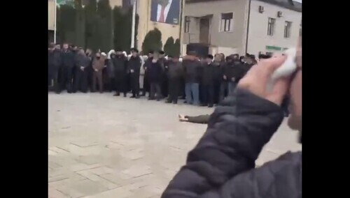 Ramzan Kadyrow rozkazał wyrzucić zwłoki 17-letnia chłopiec na plac w czeczeńskim mieście Aczchoj-Martan 