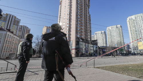 Członkowie Wojsk Obrony Terytorialnej Ukrainy na ulicy w Kijowie, Ukraina, 26 lutego 2022 r.