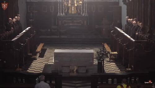 Profanacja w Tyńcu. Półnagi mężczyzna tańczył na ołtarzu, interweniowała policja