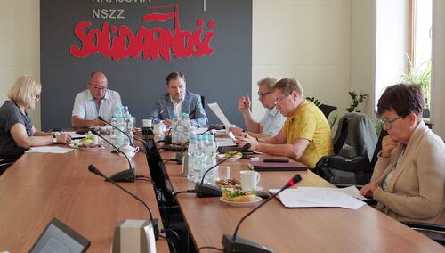 Posiedzenie Prezydium Komisji Krajowej NSZZ "Solidarność". Henryk Nakonieczny prezentuje projekt opinii.