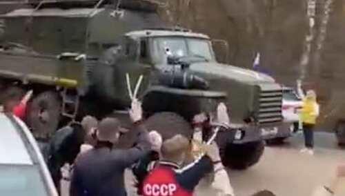 Tak Rosjanie żegnają jadących na wojnę z Ukrainą żołnierzy [WIDEO]