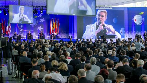 27 XXV Forum Ekonomiczne Sesja Inauguracyjna Jak zbudować silną Europę Strategie dla przyszłości