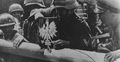 Żołnierze Wehrmachtu niszczą polski szlaban graniczny. Wrzesień 1939
