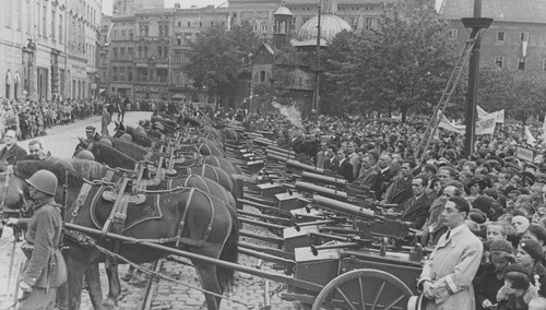  Przekazanie sprzętu wojskowego (ciężkich karabinów maszynowych 7,92 mm „Browning” wz. 30 na biedkach) 20. pułkowi piechoty ziemi Krakowskiej ufundowanego przez ludność powiatu krakowskiego, Kraków, maj 1938