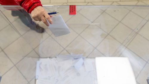 Głosowanie w jednym z lokali wyborczych