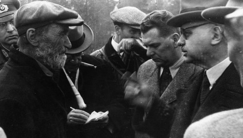 Mieszkaniec okolic Katynia, Parfien Kisielew, jeden ze świadków zbrodni, słucha dra Ferenca Orsósa