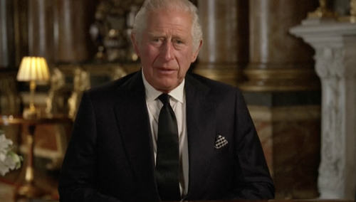 "Kiełbasiane palce" króla Karola III. Brytyjczycy zaniepokojeni stanem zdrowia nowego monarchy