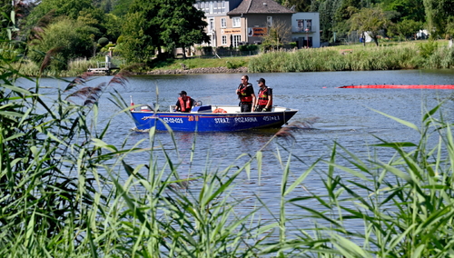 Gryfino, 16.08.2022. Strażacy stawiają na Odrze kolejną zaporę elastyczną mającą za zadanie wyłapywanie śniętych ryb