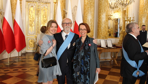 Uroczystość dekoracji Orderem Orła Białego w Pałacu Prezydenckim. Na zdjęciu Antoni Lenkiewicz z córką Agatą Kłopotowską i wnuczką Martą