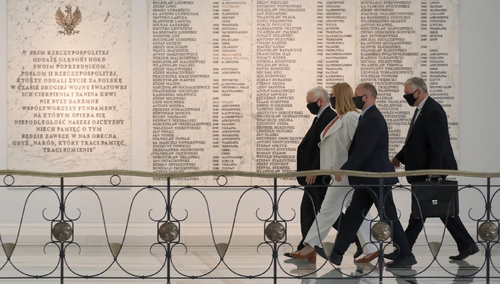 Wicepremier, prezes PiS Jarosław Kaczyński (L), poseł PiS Marek Suski (P), sekretarz stanu w KPRP Wojciech Kolarski (2P) i wicemarszałek Sejmu Małgorzata Gosiewska (2L) w Sejmie w Warszawie.