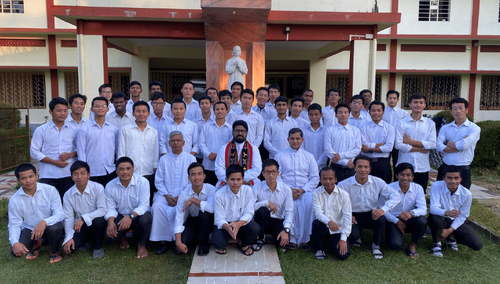 klerycy seminarium św. Jana Marii Vianneya w Chabua w Indiach