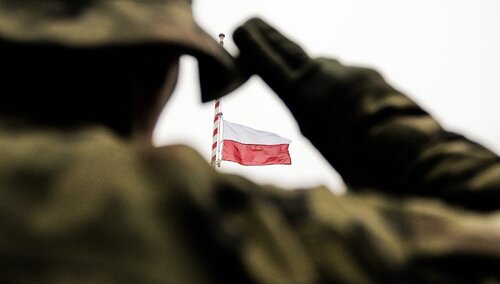 Żołnierz. Polska flaga