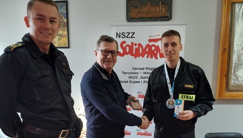 Michał Bartoszyński z medalem za wybitne osiągnięcia sportowe i propagowanie Solidarności