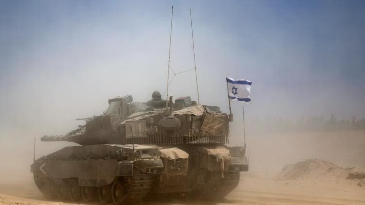 Izraelskie czołgi Merkava manewrują w kierunku południowej granicy Strefy Gazy w pobliżu Chan Junis