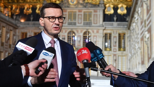 Premier Mateusz Morawiecki podczas konferencji prasowej przed Pałacem Wersalskim