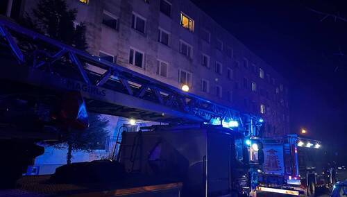 W Zabrzu samochód uderzył w budynek wielorodzinny. Interweniowała Straż Pożarna - zdjęcie ilustracyjne