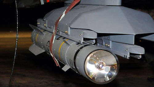 Pocisk Brimstone podwieszony do skrzydła samolotu Tornado