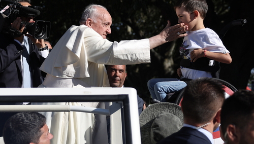 Papież Franciszek przed nabożeństwem Drogi Krzyżowej na pl. Edwarda VII w Lizbonie