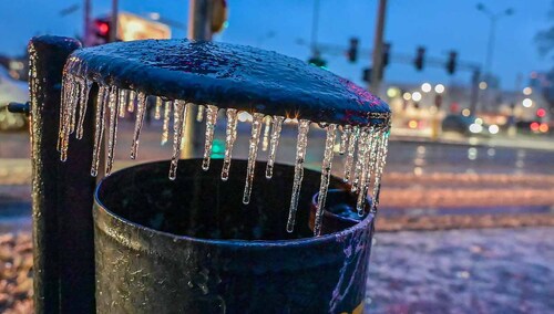 Trudne warunki drogowe spowodowane marznącym deszczem i gołoledzią