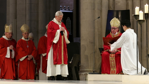 Msza beatyfikacyjna w katedrze Notre-Dame. Od lewej: arcybiskup Paryża Laurent Ulrich, kard. Jean-Claude Hollerich